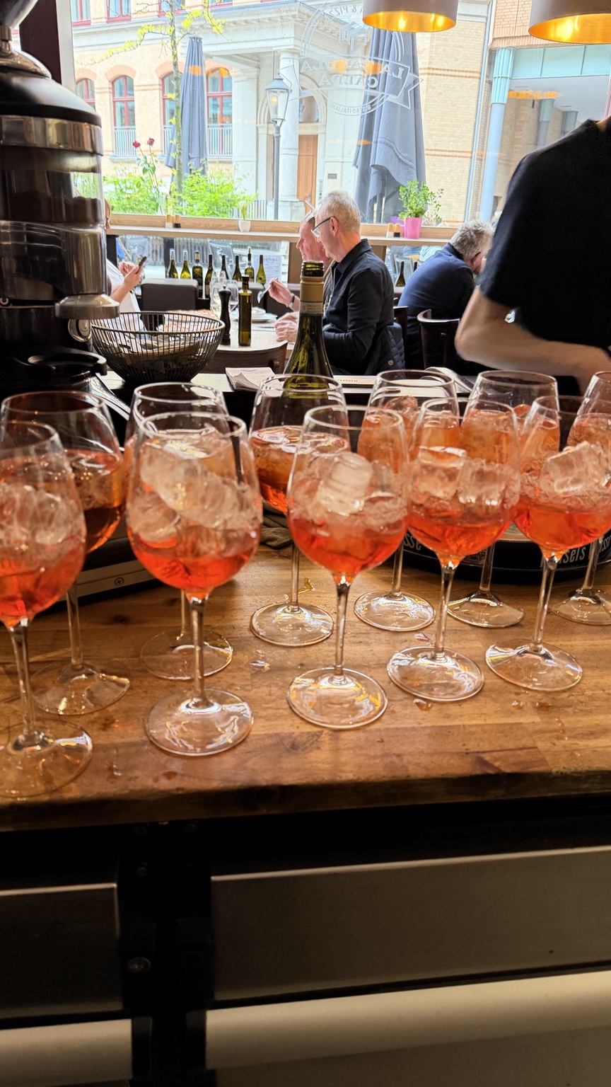 Aperitifs stehen für einen gemeinsamen Anlass bereit