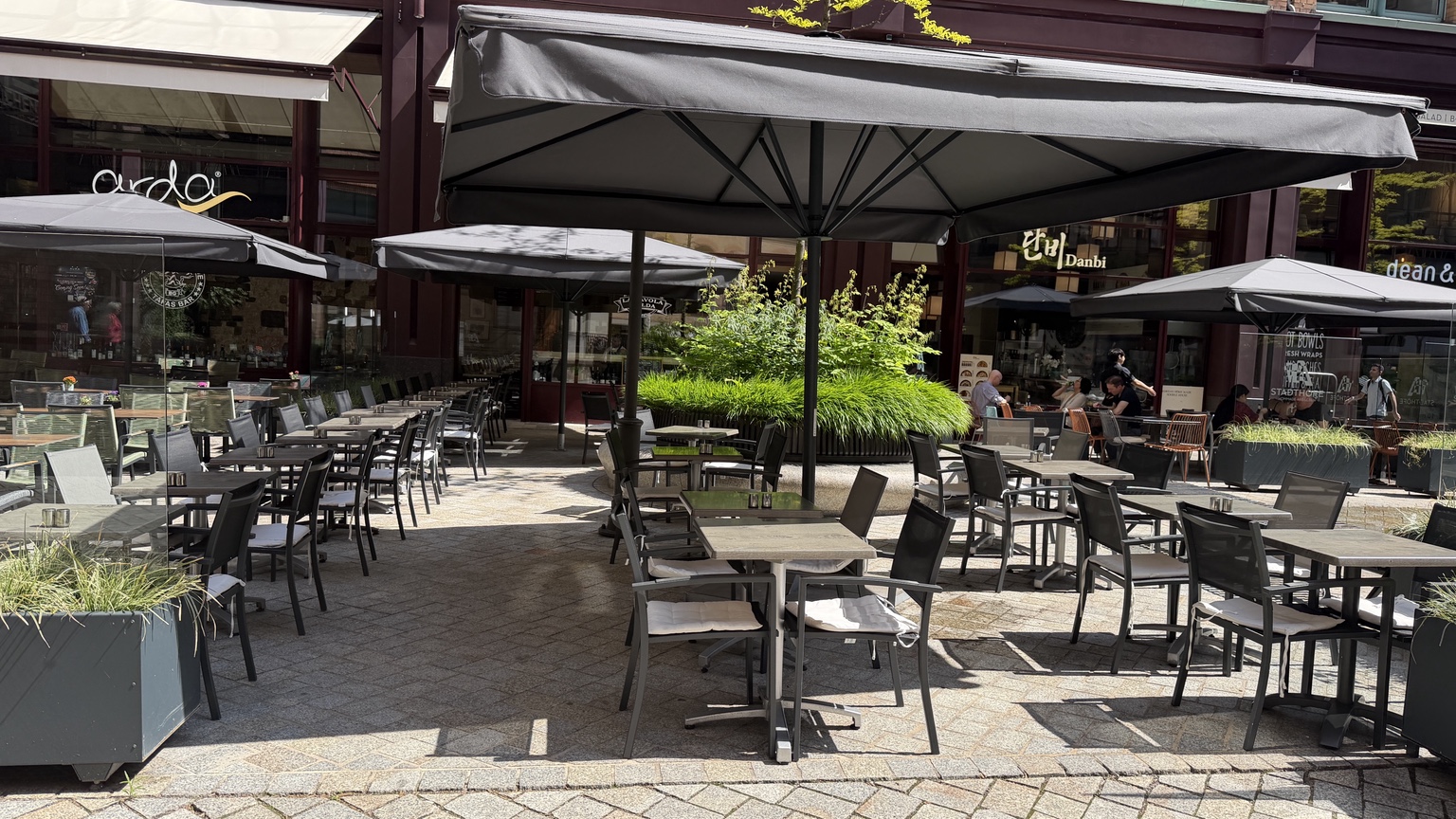 Sonnige Terrasse in den Hamburger Stadthöfen